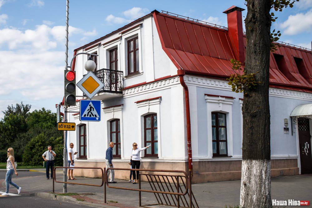А непадалёк стаіць будыначак, які таксама славіўся жаночай групай, але не танцавальнай. Той калектыў, кажуць, існаваў пры ўсіх уладах — і пры паляках, і пры бальшавіках, і пры немцах. https://nn.by/?c=lr&i=235043 А непадалёк стаіць будыначак, які таксама славіўся жаночай групай, але не танцавальнай. Той калектыў, кажуць, існаваў пры ўсіх уладах — і пры паляках, і пры бальшавіках, і пры немцах. https://nn.by/?c=lr&i=235043