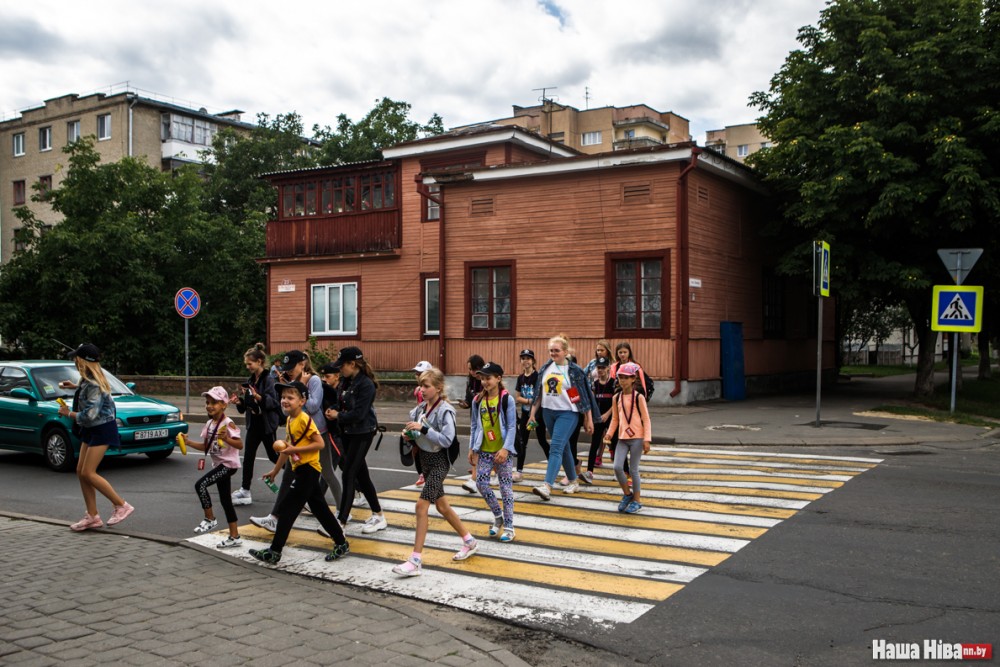 У Караліне захаваліся драўляныя будынкі часоў міжваеннай Польшчы, збудаваныя ў модным тады стылі функцыяналізму У Караліне захаваліся драўляныя будынкі часоў міжваеннай Польшчы, збудаваныя ў модным тады стылі функцыяналізму